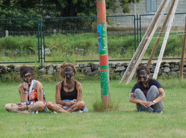 Chicas con mascarilla de barro